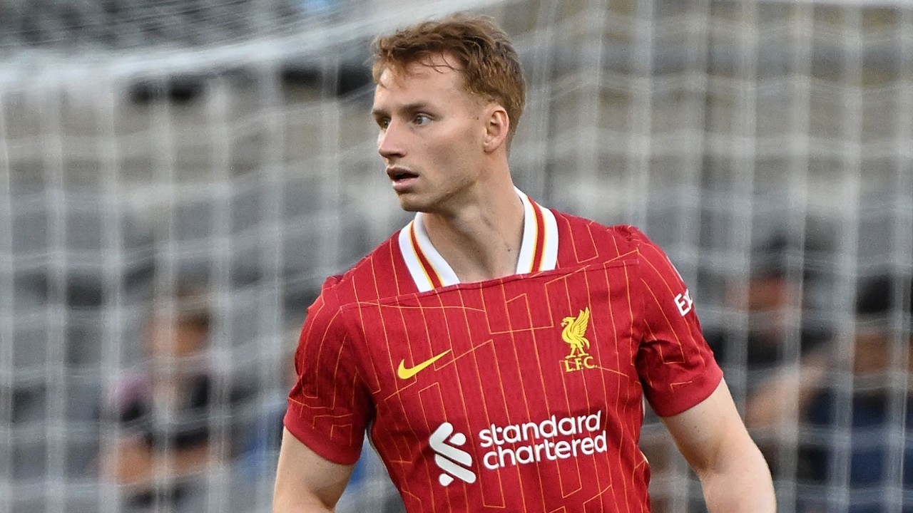 Liverpool accept £30m bid for wantaway defender - report