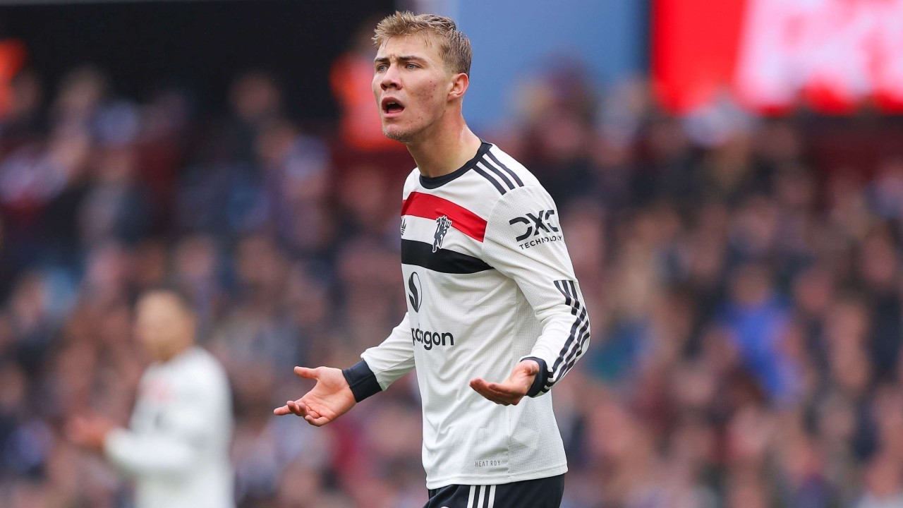 Man Utd sweating over striker injury after international training absence