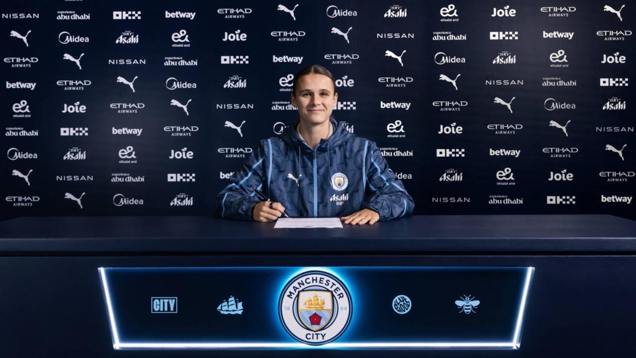 Dutch defender extends contract with Man City until 2027