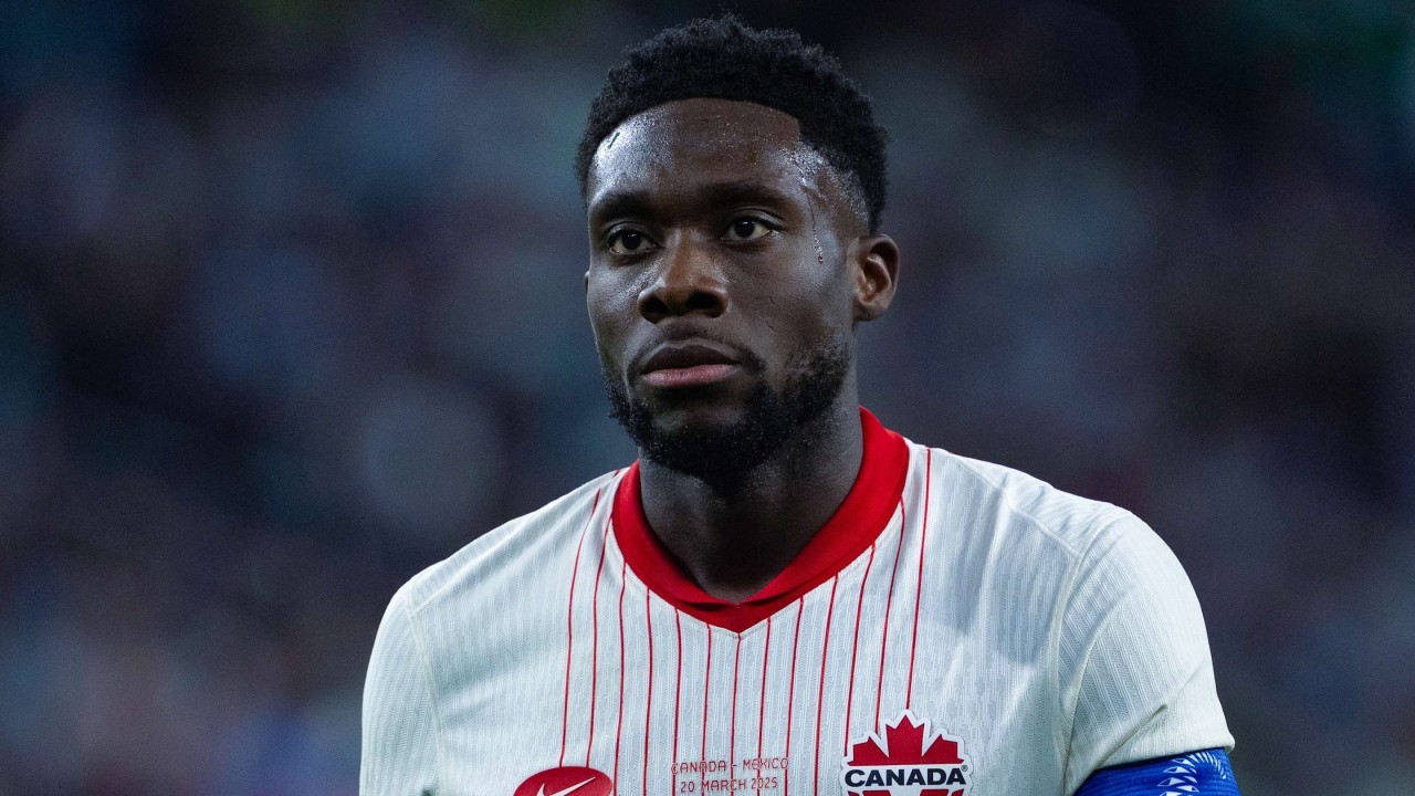 Alphonso Davies suffers devastating knee injury