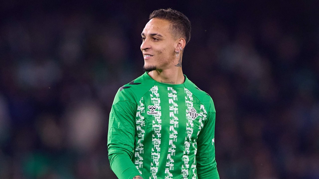 Antony: Real Betis chief sets target for permanent Man Utd exit