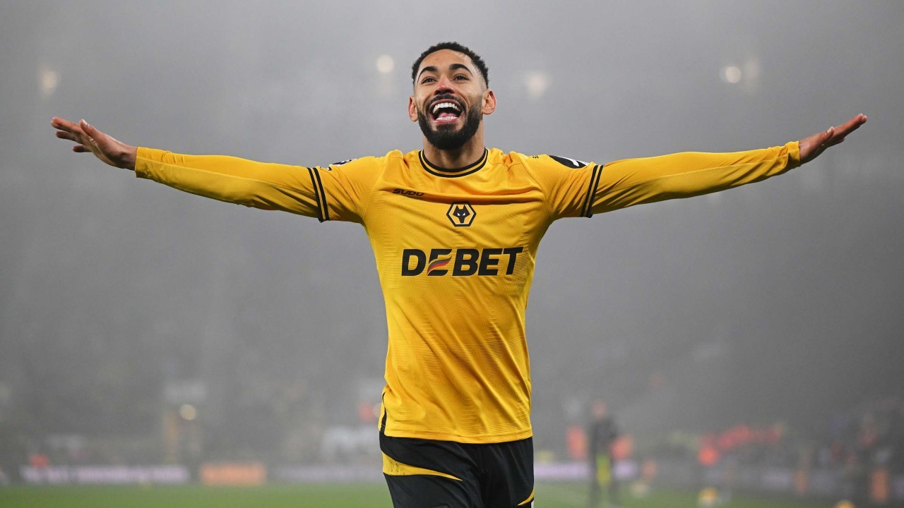 Manager leaves door open to sale of Arsenal, Liverpool & Man Utd striker target