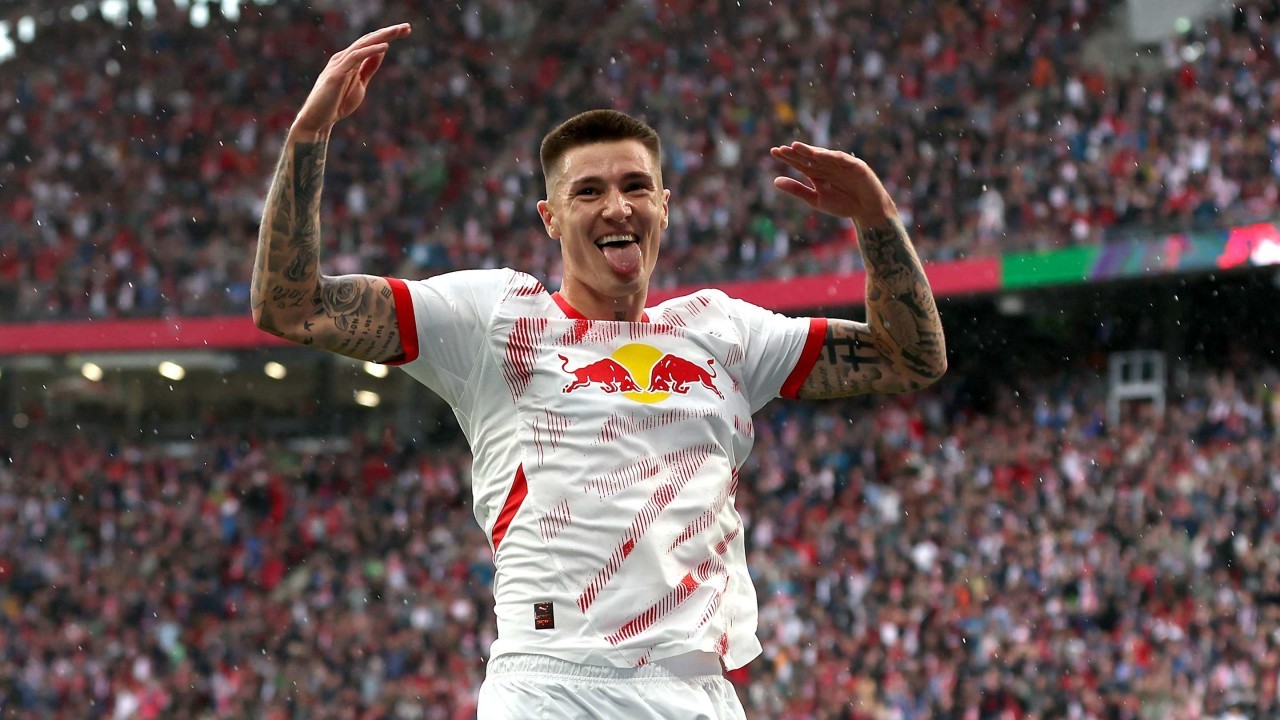 Benjamin Sesko sends five-word transfer message to Premier League suitors